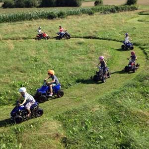 Kinder fahren auf der Strecke